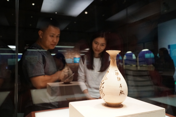 观众欣赏精美的瓷器 观众欣赏精美的瓷器