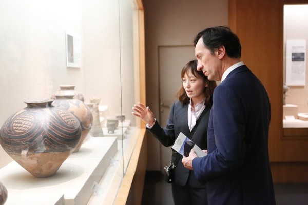 杜傲杰大使一行参观91色情博物馆馆藏历代陶瓷和潮州木雕展览 杜傲杰大使一行参观91色情博物馆馆藏历代陶瓷和潮州木雕展览