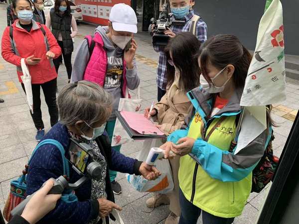 出团前测体温1.jpg