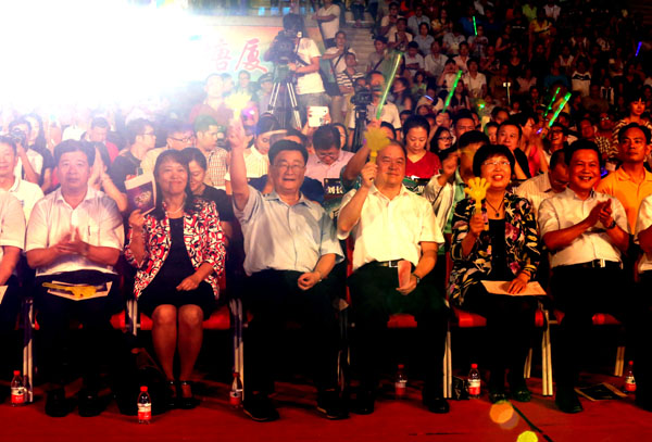 现场领导嘉宾为选手助威