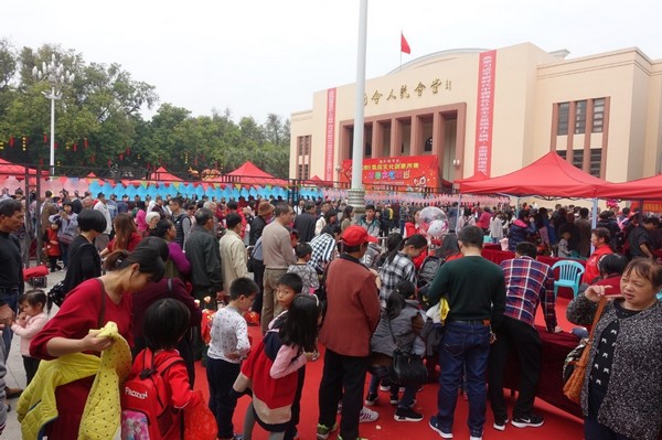 创意市集吸引了众多市民前往